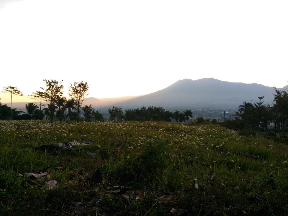 Villa Malang Puncak Buring エクステリア 写真